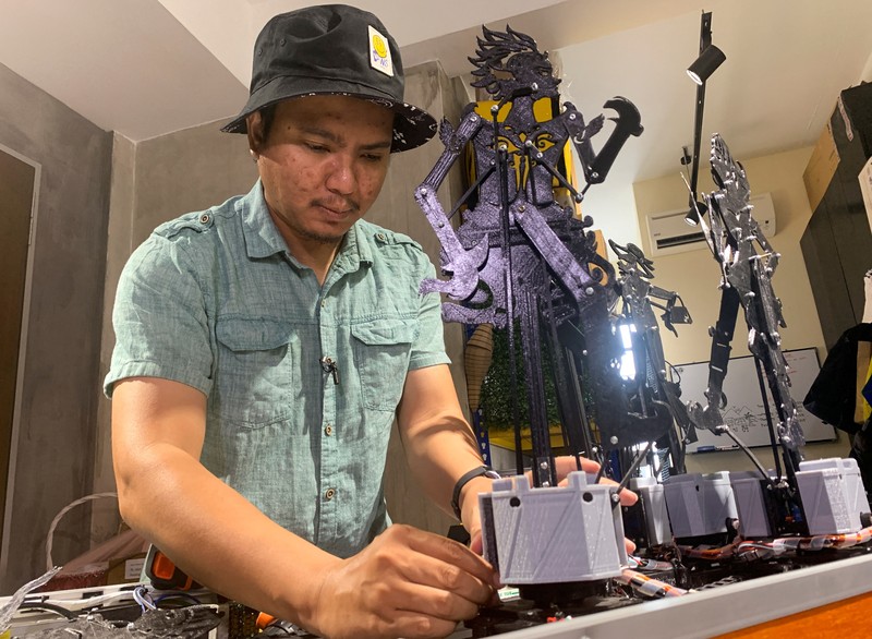 Wayang kulit robot (Reuters TV) Wayang kulit robot (Reuters TV)