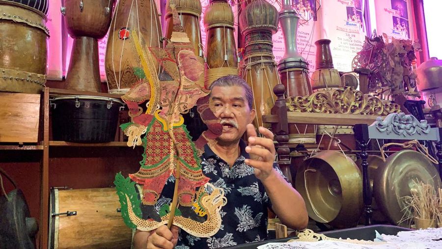 Puppet master, Mohd Jufry Yusoff demonstrates the performance of traditional 