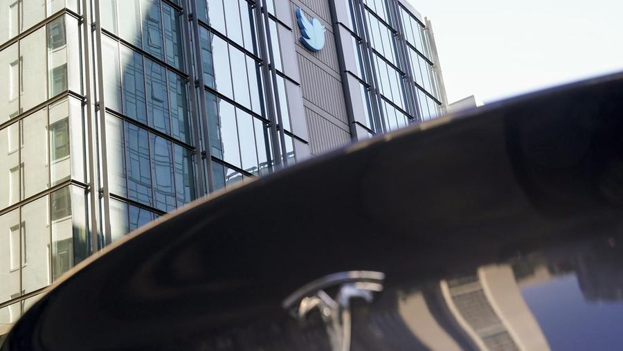 This image from the Twitter page of Elon Musk shows Musk entering Twitter headquarters carrying a sink through the lobby area on Wednesday, Oct. 26, 2022 in San Francisco.  Musk posted a video Wednesday showing him strolling into Twitter headquarters ahead of a Friday deadline to close his $44 billion deal to buy the company.  (Twitter page of Elon Musk via AP)