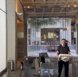 Momen Unik Elon Musk Tenteng Wastafel ke Markas Twitter
