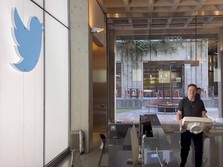 Momen Unik Elon Musk Tenteng Wastafel ke Markas Twitter