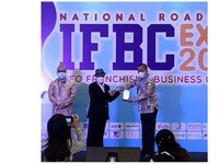 Alfamart Raih Penghargaan Franchise Of The Year 2022