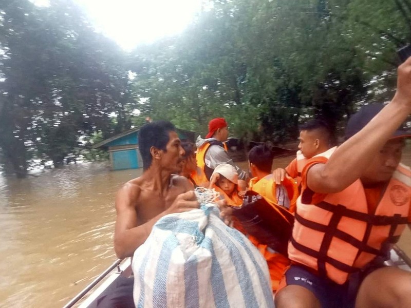 Banjir dan tanah longsor kembali terjadi  di provinsi Filipina selatan menewaskan sedikitnya 31 orang, menurut pemerintah Filipina pada Jumat 28 Oktober 2022, saat tim penyelamat mencari warga yang hilang. Philippine Coast Guard/Handout via REUTERS