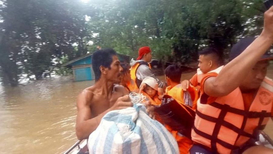 Banjir dan tanah longsor kembali terjadi  di provinsi Filipina selatan menewaskan sedikitnya 31 orang, menurut pemerintah Filipina pada Jumat 28 Oktober 2022, saat tim penyelamat mencari warga yang hilang. Philippine Coast Guard/Handout via REUTERS