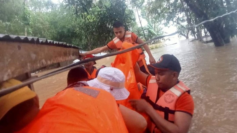 Banjir dan tanah longsor kembali terjadi  di provinsi Filipina selatan menewaskan sedikitnya 31 orang, menurut pemerintah Filipina pada Jumat 28 Oktober 2022, saat tim penyelamat mencari warga yang hilang. Philippine Coast Guard/Handout via REUTERS