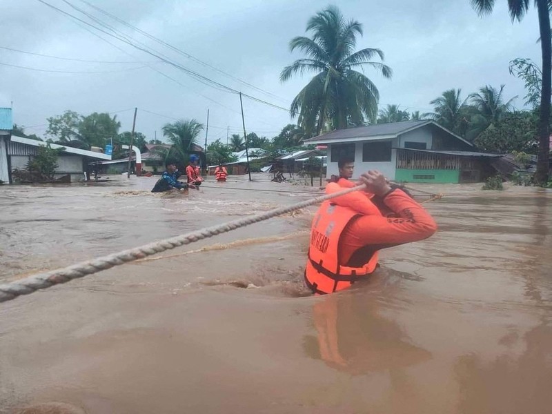 Banjir dan tanah longsor kembali terjadi  di provinsi Filipina selatan menewaskan sedikitnya 31 orang, menurut pemerintah Filipina pada Jumat 28 Oktober 2022, saat tim penyelamat mencari warga yang hilang. Philippine Coast Guard/Handout via REUTERS