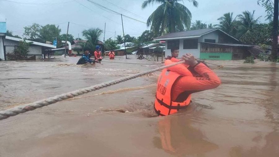 Banjir dan tanah longsor kembali terjadi  di provinsi Filipina selatan menewaskan sedikitnya 31 orang, menurut pemerintah Filipina pada Jumat 28 Oktober 2022, saat tim penyelamat mencari warga yang hilang. Philippine Coast Guard/Handout via REUTERS