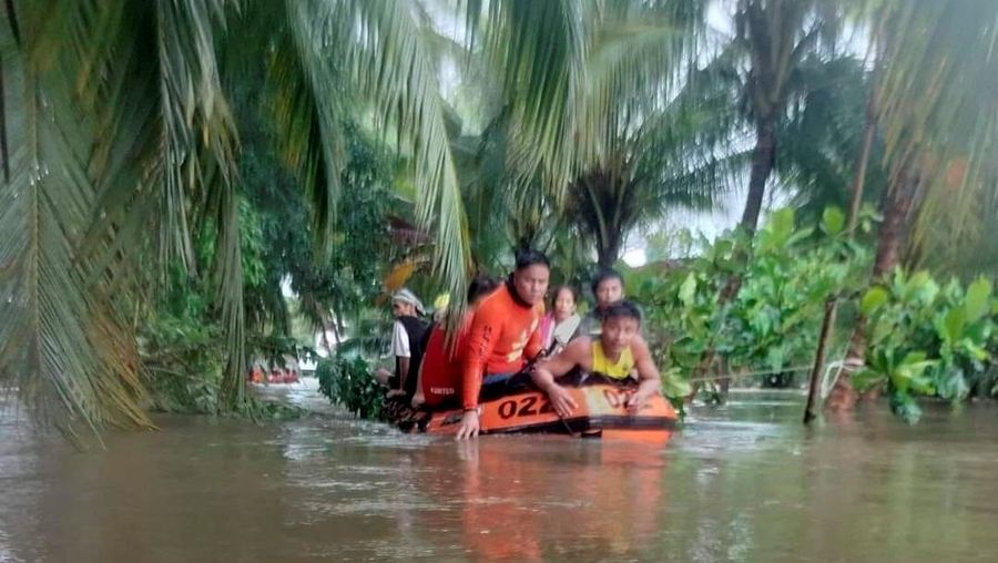 Banjir dan tanah longsor kembali terjadi  di provinsi Filipina selatan menewaskan sedikitnya 31 orang, menurut pemerintah Filipina pada Jumat 28 Oktober 2022, saat tim penyelamat mencari warga yang hilang. Philippine Coast Guard/Handout via REUTERS