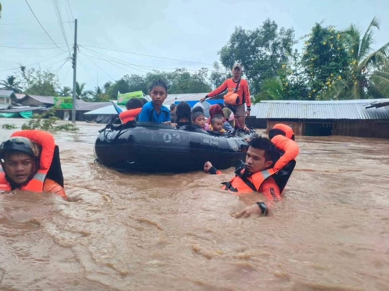 Badai Filipina Banjir dan tanah longsor kembali terjadi di provinsi Filipina selatan menewaskan sedikitnya 31 orang, menurut pemerintah Filipina pada Jumat 28 Oktober 2022, saat tim penyelamat mencari warga yang hilang. Philippine Coast Guard/Handout via REUTERS