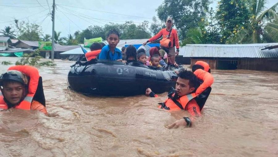 Banjir dan tanah longsor kembali terjadi  di provinsi Filipina selatan menewaskan sedikitnya 31 orang, menurut pemerintah Filipina pada Jumat 28 Oktober 2022, saat ini tim penyelamat terus mencari warga yang hilang. Philippine Coast Guard/Handout via REUTERS