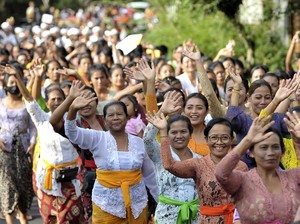 Tradisi Ngrembug dan Lemahnya Posisi Perempuan di Bali