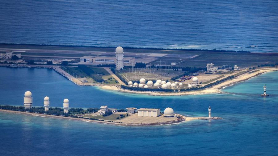 Bangunan dan struktur terlihat di pulau buatan yang dibangun oleh China di Fiery Cross Reef, Kepulauan Spratly, Laut China Selatan, Selasa (25/10/2022). China semakin menegaskan klaim kepemilikannya atas pulau-pulau yang disengketakan di Laut China Selatan dengan meningkatkan ukuran pulau secara artifisial, menciptakan pulau-pulau baru dan membangun pelabuhan, pos-pos militer dan landasan udara. Laut Cina Selatan merupakan jalur perdagangan penting dan memiliki kepentingan yang signifikan karena ketegangan geopolitik tetap tinggi di wilayah tersebut. (Photo by Ezra Acayan/Getty Images)