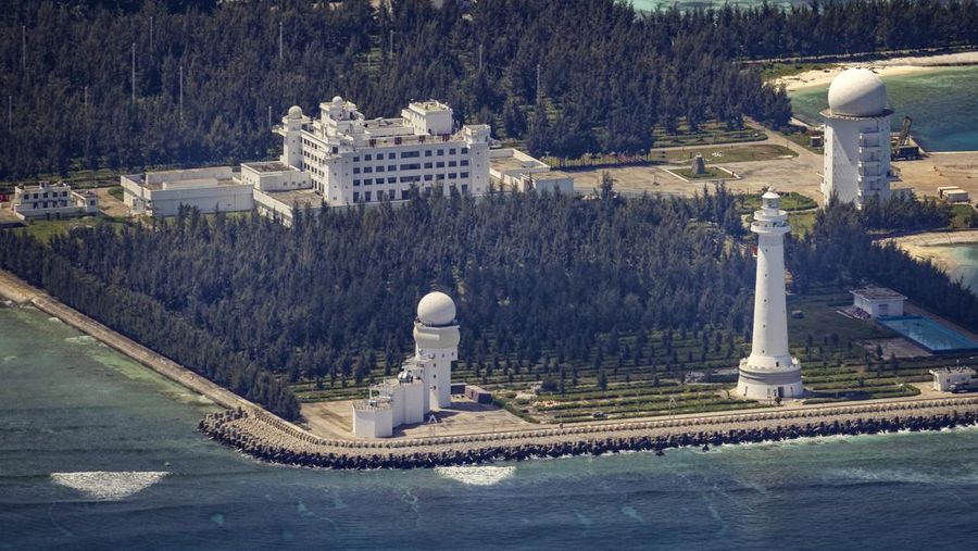 Bangunan dan struktur terlihat di pulau buatan yang dibangun oleh China di Mischief Reef, Kepulauan Spratly, Laut China Selatan, Selasa (25/10/2022). China semakin menegaskan klaim kepemilikannya atas pulau-pulau yang disengketakan di Laut China Selatan dengan meningkatkan ukuran pulau secara artifisial, menciptakan pulau-pulau baru dan membangun pelabuhan, pos-pos militer dan landasan udara. Laut Cina Selatan merupakan jalur perdagangan penting dan memiliki kepentingan yang signifikan karena ketegangan geopolitik tetap tinggi di wilayah tersebut. (Photo by Ezra Acayan/Getty Images)