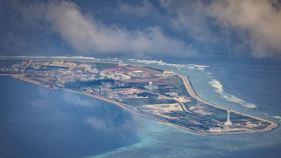 Bangunan dan struktur terlihat di pulau buatan yang dibangun oleh China di Subi Reef, Kepulauan Spratly, Laut China Selatan, Selasa (25/10/2022). China semakin menegaskan klaim kepemilikannya atas pulau-pulau yang disengketakan di Laut China Selatan dengan meningkatkan ukuran pulau secara artifisial, menciptakan pulau-pulau baru dan membangun pelabuhan, pos-pos militer dan landasan udara. Laut Cina Selatan merupakan jalur perdagangan penting dan memiliki kepentingan yang signifikan karena ketegangan geopolitik tetap tinggi di wilayah tersebut. (Photo by Ezra Acayan/Getty Images)