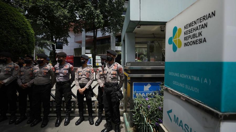 Puluhan massa dari Partai Buruh menggelar aksi di depan Gedung Kementerian Kesehatan Republik Indonesia (Kemenkes RI) di kawasan Kuningan, Jakarta, Jumat (28/10/2022). (CNBC Indonesia/Tri Susilo)