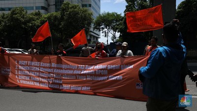 Puluhan massa dari Partai Buruh menggelar aksi di depan Gedung Kementerian Kesehatan Republik Indonesia (Kemenkes RI) di kawasan Kuningan, Jakarta, Jumat (28/10/2022). (CNBC Indonesia/Tri Susilo) Puluhan massa dari Partai Buruh menggelar aksi di depan Gedung Kementerian Kesehatan Republik Indonesia (Kemenkes RI) di kawasan Kuningan, Jakarta, Jumat (28/10/2022). (CNBC Indonesia/Tri Susilo)
