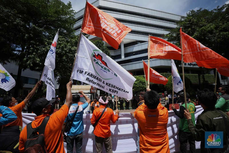 Puluhan massa dari Partai Buruh menggelar aksi di depan Gedung Kementerian Kesehatan Republik Indonesia (Kemenkes RI) di kawasan Kuningan, Jakarta, Jumat (28/10/2022). (CNBC Indonesia/Tri Susilo)