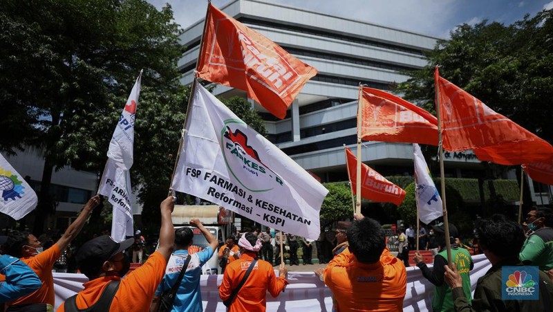 Puluhan massa dari Partai Buruh menggelar aksi di depan Gedung Kementerian Kesehatan Republik Indonesia (Kemenkes RI) di kawasan Kuningan, Jakarta, Jumat (28/10/2022). (CNBC Indonesia/Tri Susilo)