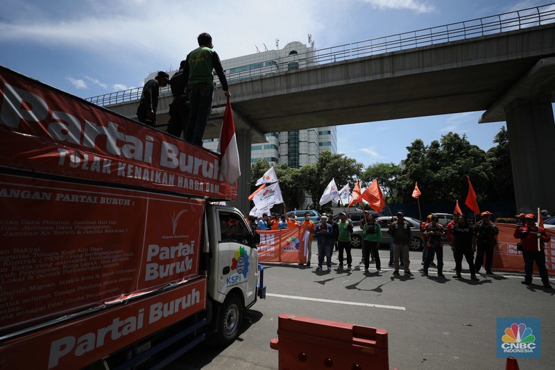 Puluhan massa dari Partai Buruh menggelar aksi di depan Gedung Kementerian Kesehatan Republik Indonesia (Kemenkes RI) di kawasan Kuningan, Jakarta, Jumat (28/10/2022). (CNBC Indonesia/Tri Susilo) Puluhan massa dari Partai Buruh menggelar aksi di depan Gedung Kementerian Kesehatan Republik Indonesia (Kemenkes RI) di kawasan Kuningan, Jakarta, Jumat (28/10/2022). (CNBC Indonesia/Tri Susilo)