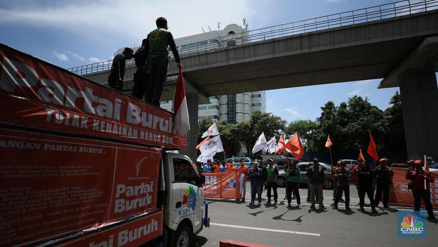 Puluhan massa dari Partai Buruh menggelar aksi di depan Gedung Kementerian Kesehatan Republik Indonesia (Kemenkes RI) di kawasan Kuningan, Jakarta, Jumat (28/10/2022). (CNBC Indonesia/Tri Susilo)