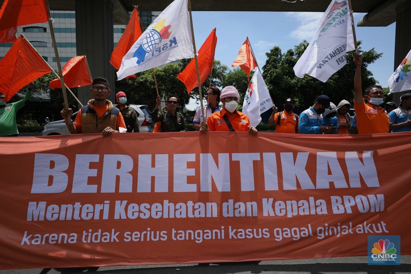 Puluhan massa dari Partai Buruh menggelar aksi di depan Gedung Kementerian Kesehatan Republik Indonesia (Kemenkes RI) di kawasan Kuningan, Jakarta, Jumat (28/10/2022). (CNBC Indonesia/Tri Susilo) Puluhan massa dari Partai Buruh menggelar aksi di depan Gedung Kementerian Kesehatan Republik Indonesia (Kemenkes RI) di kawasan Kuningan, Jakarta, Jumat (28/10/2022). (CNBC Indonesia/Tri Susilo)
