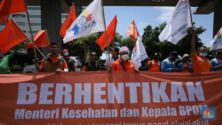 Puluhan massa dari Partai Buruh menggelar aksi di depan Gedung Kementerian Kesehatan Republik Indonesia (Kemenkes RI) di kawasan Kuningan, Jakarta, Jumat (28/10/2022). (CNBC Indonesia/Tri Susilo)