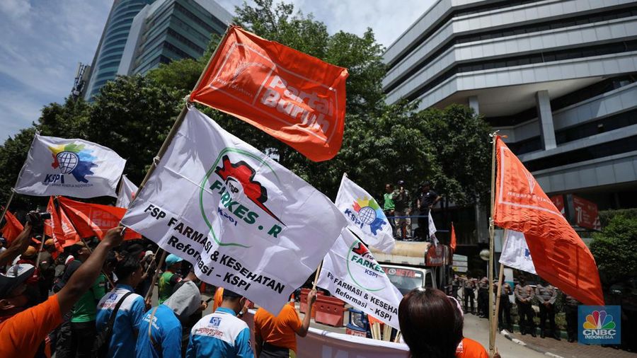 Puluhan massa dari Partai Buruh menggelar aksi di depan Gedung Kementerian Kesehatan Republik Indonesia (Kemenkes RI) di kawasan Kuningan, Jakarta, Jumat (28/10/2022). (CNBC Indonesia/Tri Susilo)