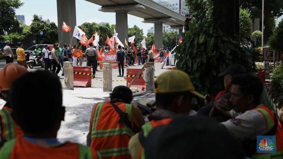 Puluhan massa dari Partai Buruh menggelar aksi di depan Gedung Kementerian Kesehatan Republik Indonesia (Kemenkes RI) di kawasan Kuningan, Jakarta, Jumat (28/10/2022). (CNBC Indonesia/Tri Susilo)