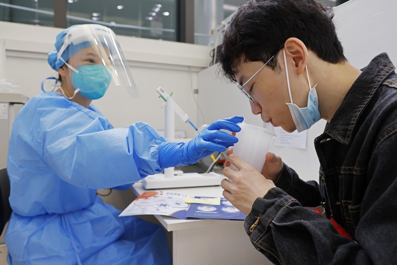 Vaksin COVID aerosol yang dikembangkan oleh perusahaan biofarmasi China CanSino Biologics Inc.(Shanghai Media Group via AP)