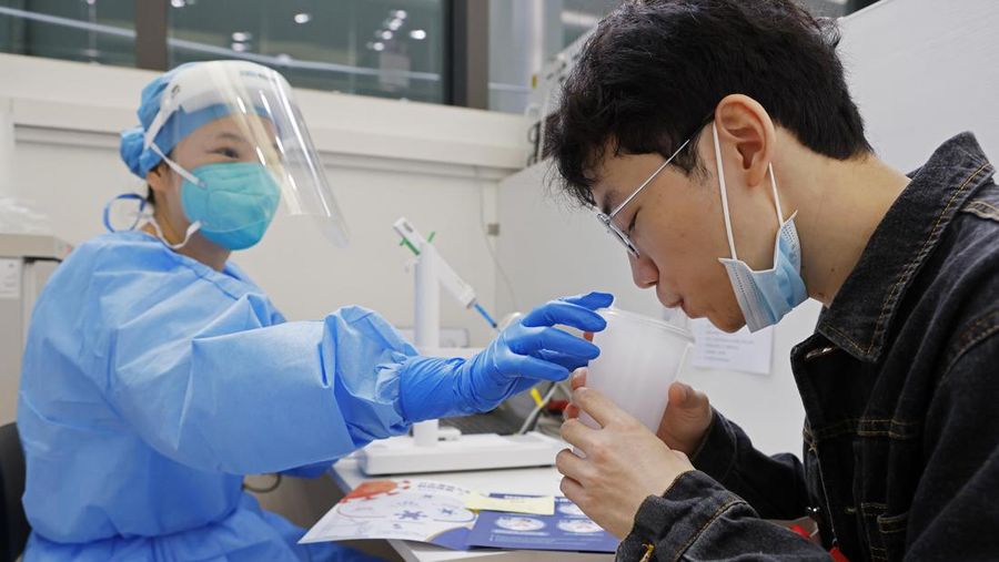 Vaksin COVID aerosol yang dikembangkan oleh perusahaan biofarmasi China CanSino Biologics Inc.(Shanghai Media Group via AP)