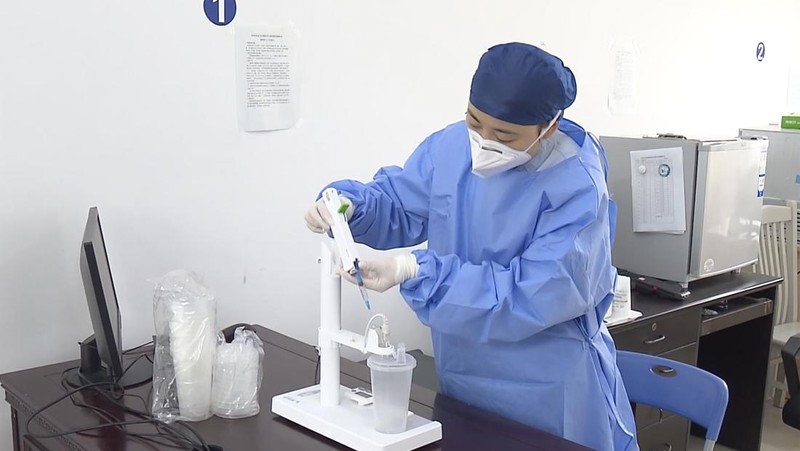 Vaksin COVID aerosol yang dikembangkan oleh perusahaan biofarmasi China CanSino Biologics Inc.(Shanghai Media Group via AP)