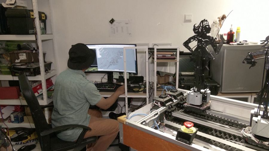 Wayang kulit robot (Reuters TV)