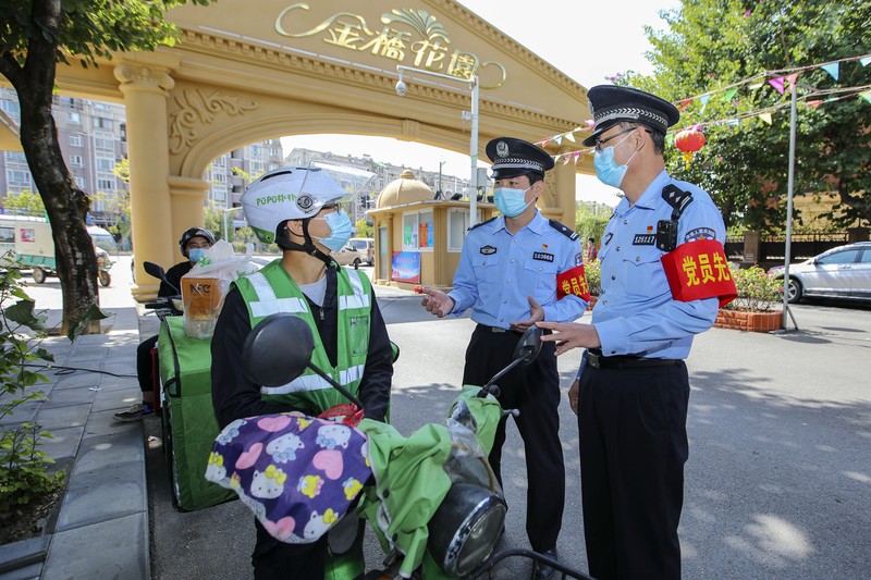 1244260354 Pagar timah biru didirikan di luar lingkungan untuk mengisolasi dan mengendalikannya di Shanghai, Cina, pada 27 Oktober 2022. (CFOTO/Future Publishing via Getty Images)