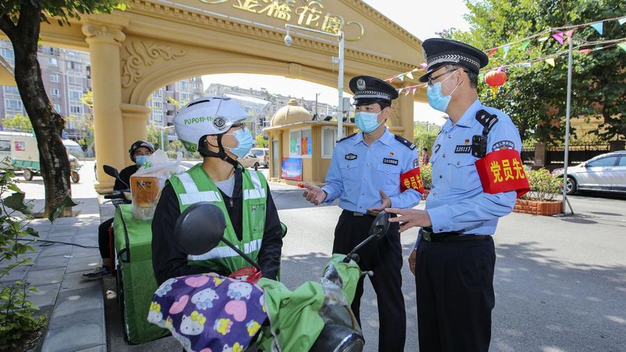 Pagar timah biru didirikan di luar lingkungan untuk mengisolasi dan mengendalikannya di Shanghai, Cina, pada 27 Oktober 2022. (CFOTO/Future Publishing via Getty Images)