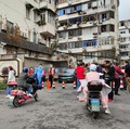 Polisi mengingatkan pekerja pengiriman untuk memperhatikan pencegahan dan keselamatan epidemi di Fuzhou, provinsi Fujian, Cina, 26 Oktober 2022. (CFOTO/Future Publishing via Getty Images)