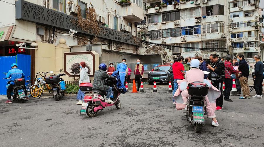 Polisi mengingatkan pekerja pengiriman untuk memperhatikan pencegahan dan keselamatan epidemi di Fuzhou, provinsi Fujian, Cina, 26 Oktober 2022. (CFOTO/Future Publishing via Getty Images)
