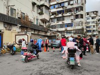 Polisi mengingatkan pekerja pengiriman untuk memperhatikan pencegahan dan keselamatan epidemi di Fuzhou, provinsi Fujian, Cina, 26 Oktober 2022. (CFOTO/Future Publishing via Getty Images)