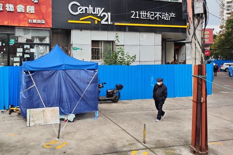 Pagar timah biru didirikan di luar lingkungan untuk mengisolasi dan mengendalikannya di Shanghai, Cina, pada 27 Oktober 2022. (CFOTO/Future Publishing via Getty Images)