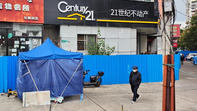 Pagar timah biru didirikan di luar lingkungan untuk mengisolasi dan mengendalikannya di Shanghai, Cina, pada 27 Oktober 2022. (CFOTO/Future Publishing via Getty Images)