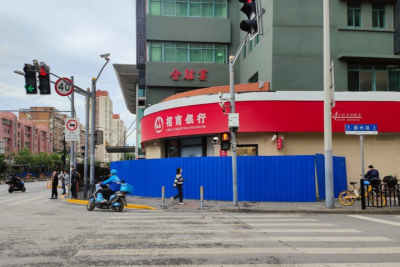 Pagar timah biru didirikan di luar lingkungan untuk mengisolasi dan mengendalikannya di Shanghai, Cina, pada 27 Oktober 2022. (CFOTO/Future Publishing via Getty Images)