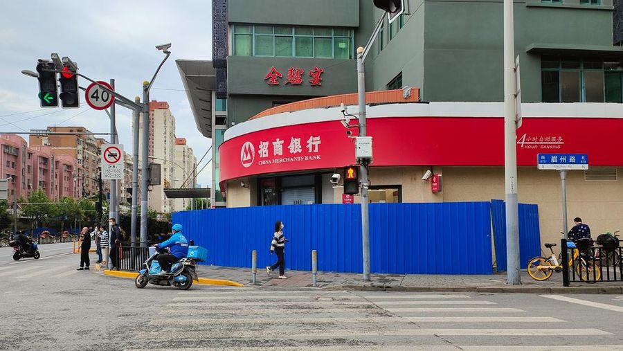 Pagar timah biru didirikan di luar lingkungan untuk mengisolasi dan mengendalikannya di Shanghai, Cina, pada 27 Oktober 2022. (CFOTO/Future Publishing via Getty Images)
