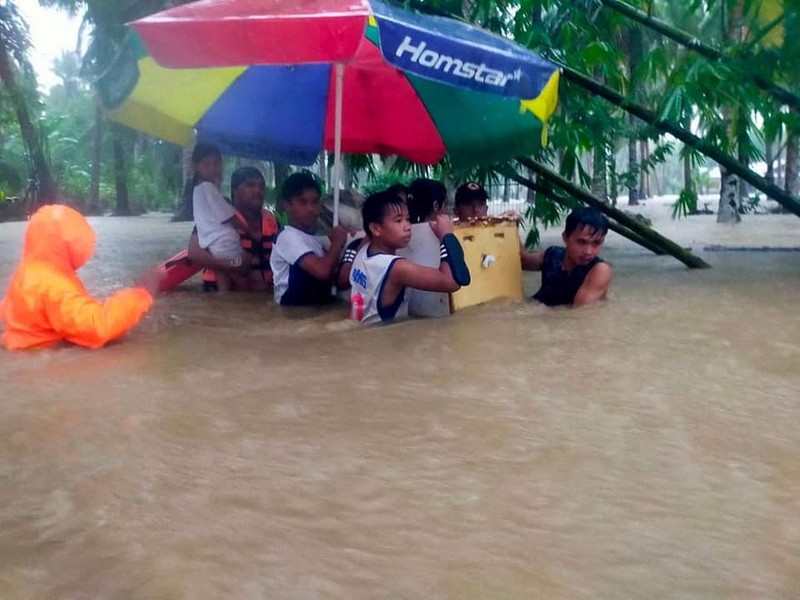 Banjir dan Tanah Longsor Filipina Petugas penyelamat Philippine Coast Guard (PCG) dan Philippine National Police (PNP) mengevakuasi jenazah korban banjir dan tanah longsor akibat Badai Tropis Nalgae, di Datu Odin Sinsuat, Maguindanao, 28 Oktober 2022. (Philippine Coast Guard/Handout via REUTERS)