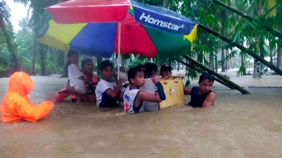 Petugas penyelamat Philippine Coast Guard (PCG) dan Philippine National Police (PNP) mengevakuasi jenazah korban banjir dan tanah longsor akibat Badai Tropis Nalgae, di Datu Odin Sinsuat, Maguindanao, 28 Oktober 2022. (Philippine Coast Guard/Handout via REUTERS)