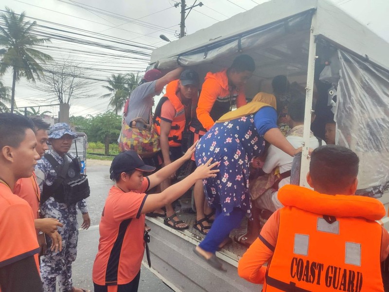 Petugas penyelamat Philippine Coast Guard (PCG) dan Philippine National Police (PNP) mengevakuasi jenazah korban banjir dan tanah longsor akibat Badai Tropis Nalgae, di Datu Odin Sinsuat, Maguindanao, 28 Oktober 2022. (Philippine Coast Guard/Handout via REUTERS)
