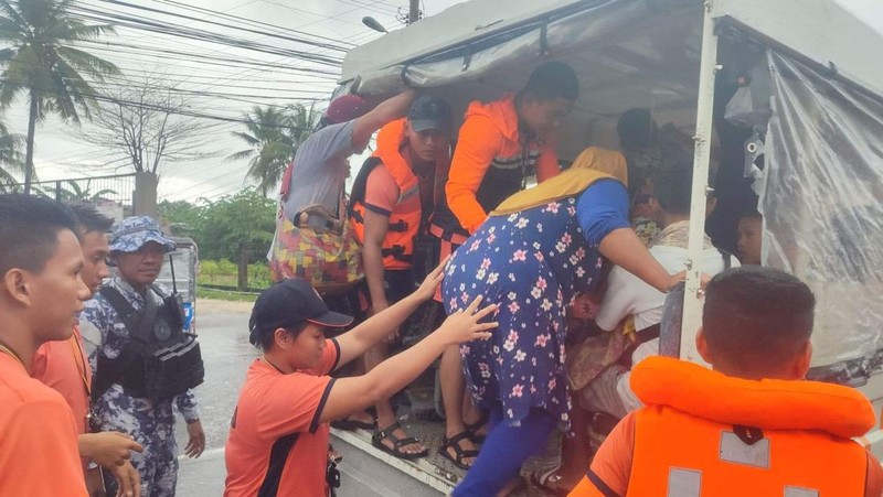 Petugas penyelamat Philippine Coast Guard (PCG) dan Philippine National Police (PNP) mengevakuasi jenazah korban banjir dan tanah longsor akibat Badai Tropis Nalgae, di Datu Odin Sinsuat, Maguindanao, 28 Oktober 2022. (Philippine Coast Guard/Handout via REUTERS)