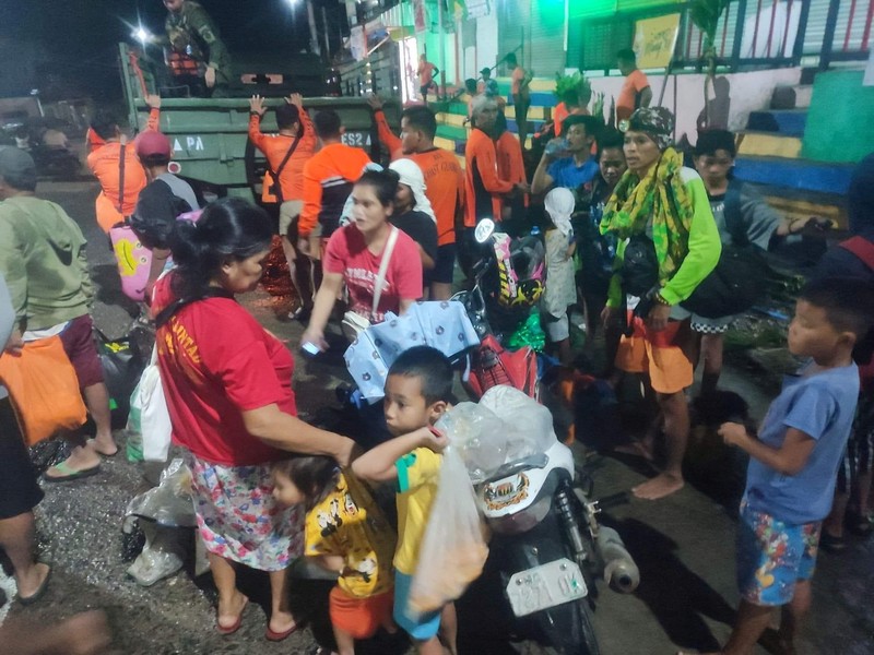 Petugas penyelamat Philippine Coast Guard (PCG) dan Philippine National Police (PNP) mengevakuasi jenazah korban banjir dan tanah longsor akibat Badai Tropis Nalgae, di Datu Odin Sinsuat, Maguindanao, 28 Oktober 2022. (Philippine Coast Guard/Handout via REUTERS)