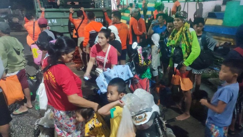 Petugas penyelamat Philippine Coast Guard (PCG) dan Philippine National Police (PNP) mengevakuasi jenazah korban banjir dan tanah longsor akibat Badai Tropis Nalgae, di Datu Odin Sinsuat, Maguindanao, 28 Oktober 2022. (Philippine Coast Guard/Handout via REUTERS)