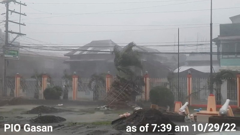 Petugas penyelamat Philippine Coast Guard (PCG) dan Philippine National Police (PNP) mengevakuasi jenazah korban banjir dan tanah longsor akibat Badai Tropis Nalgae, di Datu Odin Sinsuat, Maguindanao, 28 Oktober 2022. (Philippine Coast Guard/Handout via REUTERS)