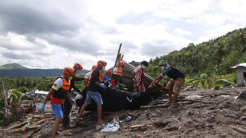 Petugas penyelamat Philippine Coast Guard (PCG) dan Philippine National Police (PNP) mengevakuasi jenazah korban banjir dan tanah longsor akibat Badai Tropis Nalgae, di Datu Odin Sinsuat, Maguindanao, 28 Oktober 2022. (Philippine Coast Guard/Handout via REUTERS)