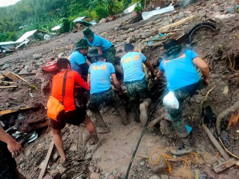 Petugas penyelamat Philippine Coast Guard (PCG) dan Philippine National Police (PNP) mengevakuasi jenazah korban banjir dan tanah longsor akibat Badai Tropis Nalgae, di Datu Odin Sinsuat, Maguindanao, 28 Oktober 2022. (Philippine Coast Guard/Handout via REUTERS)